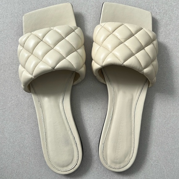 Bottega Veneta Lido Flat Leather Sandals - Picture 1 of 6